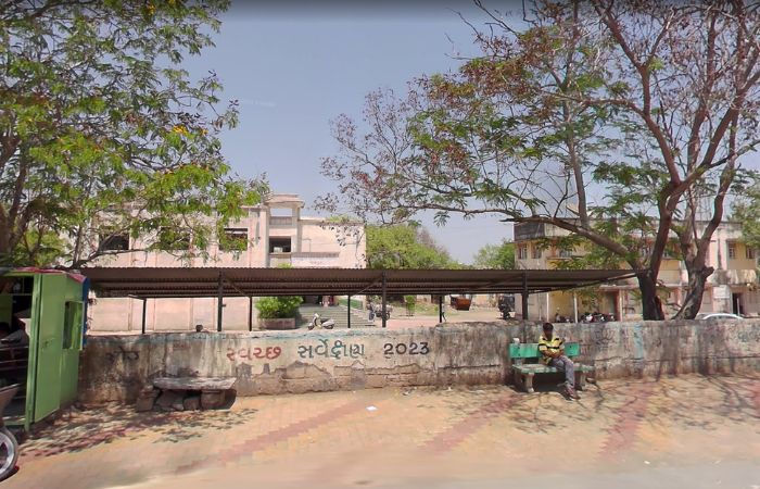 રાજકોટના ડેડરવા ગામમાં હડકાયા શ્વાને 15થી વધુ લોકોને બચકા ભર્યા, લોકોમાં ભયનો માહોલ 2 - image