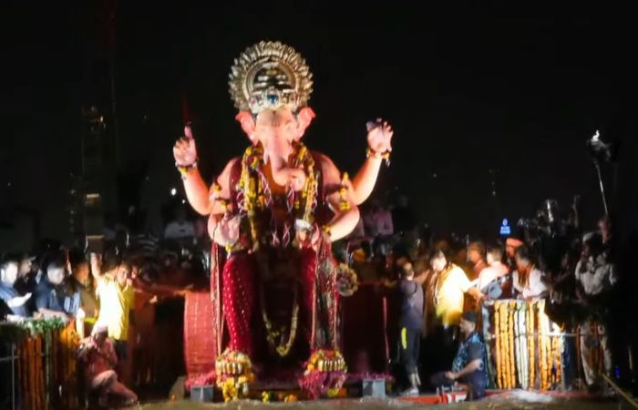 સમુદ્રમાં ભરતીના વિઘ્ન બાદ લાલ બાગ ચા રાજાની મૂર્તિનું વિસર્જન, ઈતિહાસમાં પહેલીવાર આટલો વિલંબ થયો 3 - image