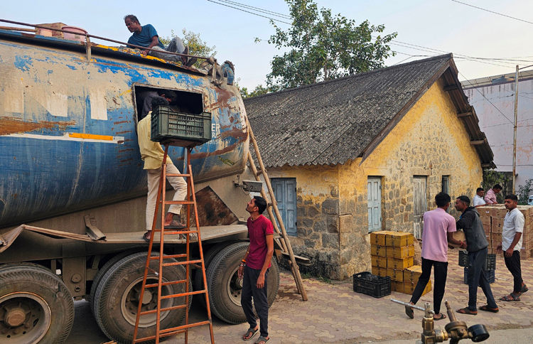 પાવીજેતપુર ગરનાળા પાસેથી દારૂ ભરેલું  ટેન્કર ઝડપાયું 1 - image