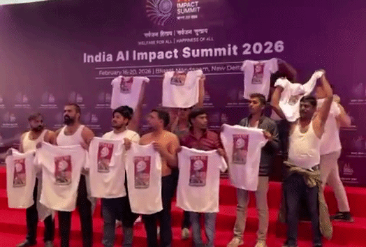 VIDEO: AI ઇમ્પેક્ટ સમિટમાં યુથ કોંગ્રેસના કાર્યકરોનો હોબાળો, ભારત મંડપમમાં ટી-શર્ટ ઉતારી નારેબાજી 1 - image