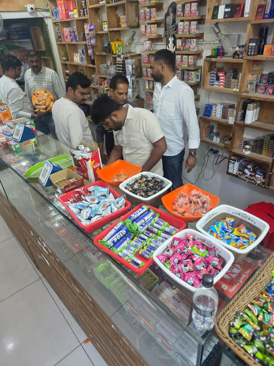 Ahmedabad SOG, food department seals pan parlours for violating safety norms