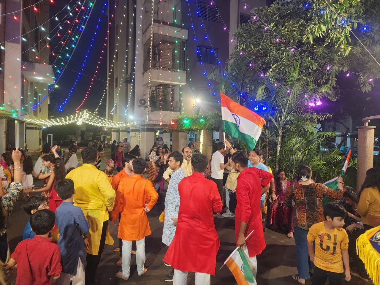 સુરતમાં ભારતની જીત બાદ ગરબા મેદાનોમાં દેશપ્રેમનો જુસ્સો, ભારત માતા કી જયના નારા ગુંજી ઉઠ્યા 2 - image
