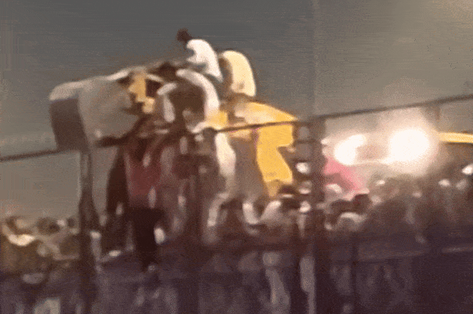 અમદાવાદના દધીચિ બ્રિજ પરથી આત્મહત્યાનો પ્રયાસ કરતા યુવકનો દિલધડક બચાવ, બે જાંબાઝ યુવાનોએ બચાવ્યો જીવ 1 - image