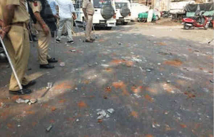 સરસપુરમાં બેકાબુ ટોળાનો સામ સામે પથ્થરમારો વાહનનોની તોડફોડ 1 - image