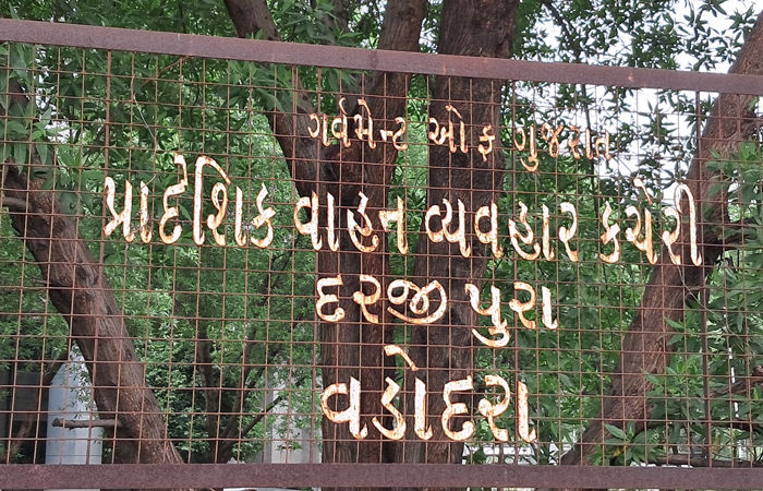 નિયમો નેવે મૂકી વાહનો દોડાવતા ચાલકો સામે આરટીઓની કાર્યવાહી 1 - image