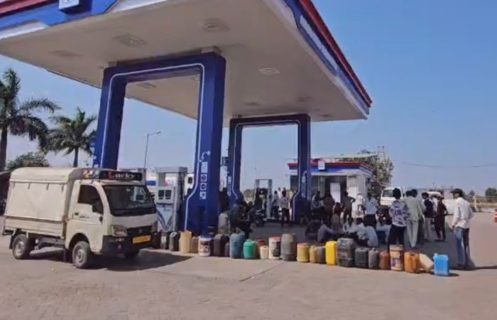 ઈરાન-ઈઝરાયલ યુદ્ધ વચ્ચે અમરેલીમાં અફવાએ નોતરી આફત! પેટ્રોલ પંપો પર પડાપડી, ગેરમાર્ગે ન દોરાવાની પુરવઠા વિભાગની અપીલ 2 - image