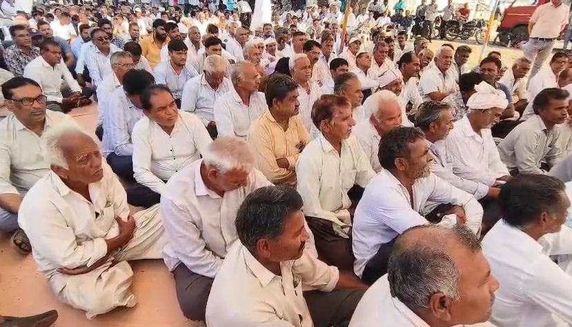 ખેતી બચાવો સત્યાગ્રહ: સાવરકુંડલામાં દેવા માફી સહિતના 15 મુદ્દે પ્લે કાર્ડ-બેનર સાથે ખેડૂતોનું આંદોલન 4 - image