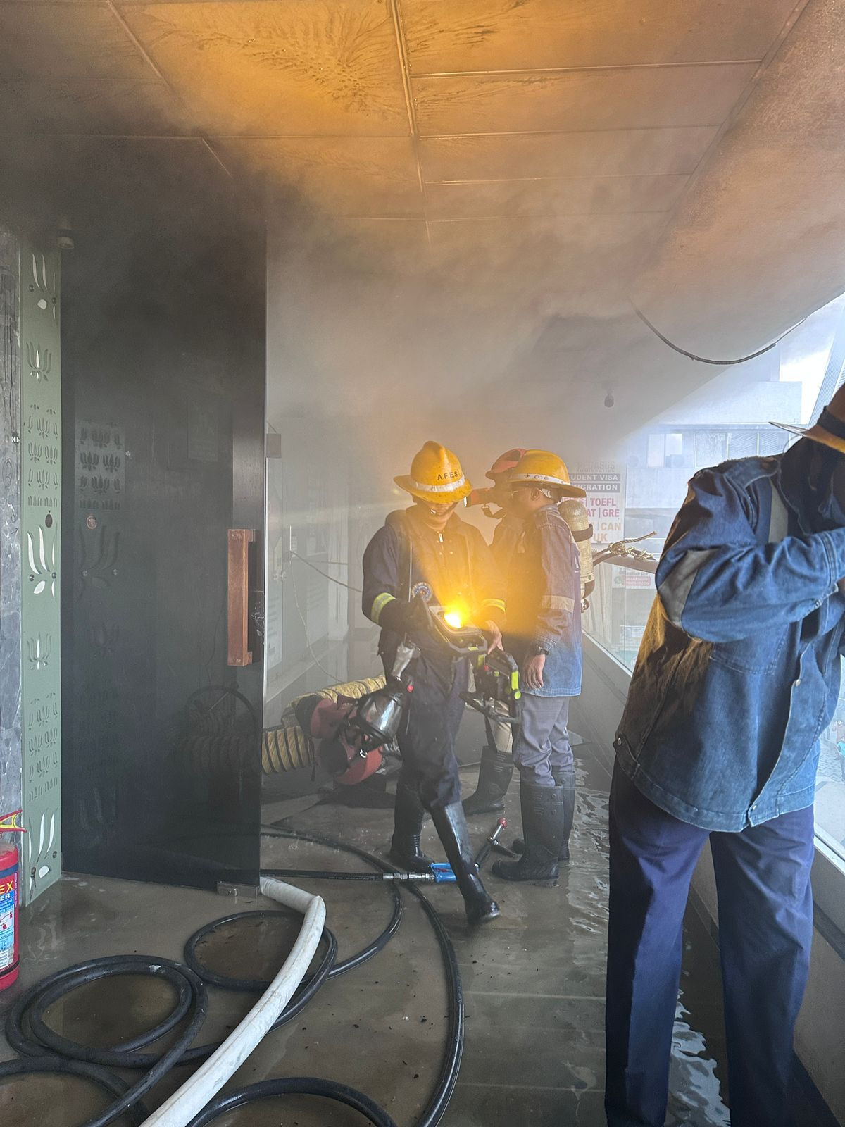 અમદાવાદ: ચાંદખેડાના પેલેડિયમ બિઝનેસ હબમાં લાગેલી આગ ભારે જહેમત બાદ કાબૂમાં, સ્પા સેન્ટર બળીને ખાક 6 - image