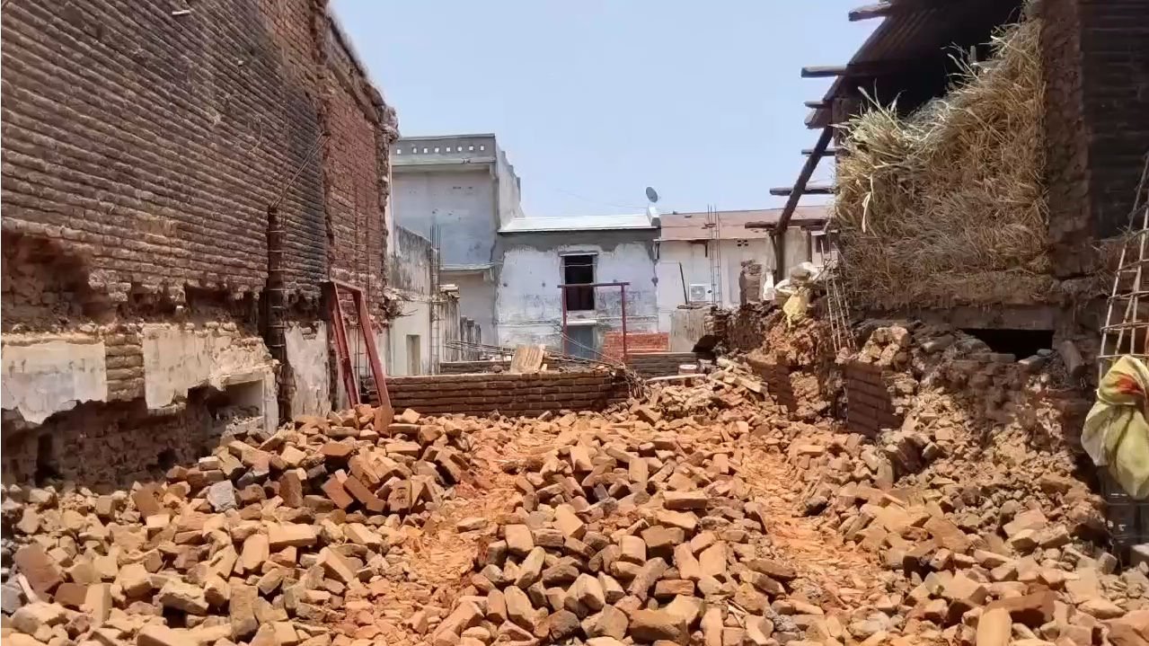 મહેસાણાના વિજાપુર નજીક બાંધકામ કરતી વખતે દીવાલ ધસી પડતાં 6 શ્રમિક દટાયા, 3ના મોત 1 - image