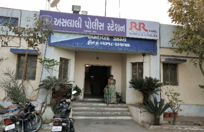 બારેજામાં પોલીસની મોટી રમત? રેડ કરી કોલ સેન્ટરમાં, ગુનો નોંધ્યો વરલી મટકાનો! ઉપરી અધિકારીને જાણ થતા 'પોલ' ખૂલી 1 - image