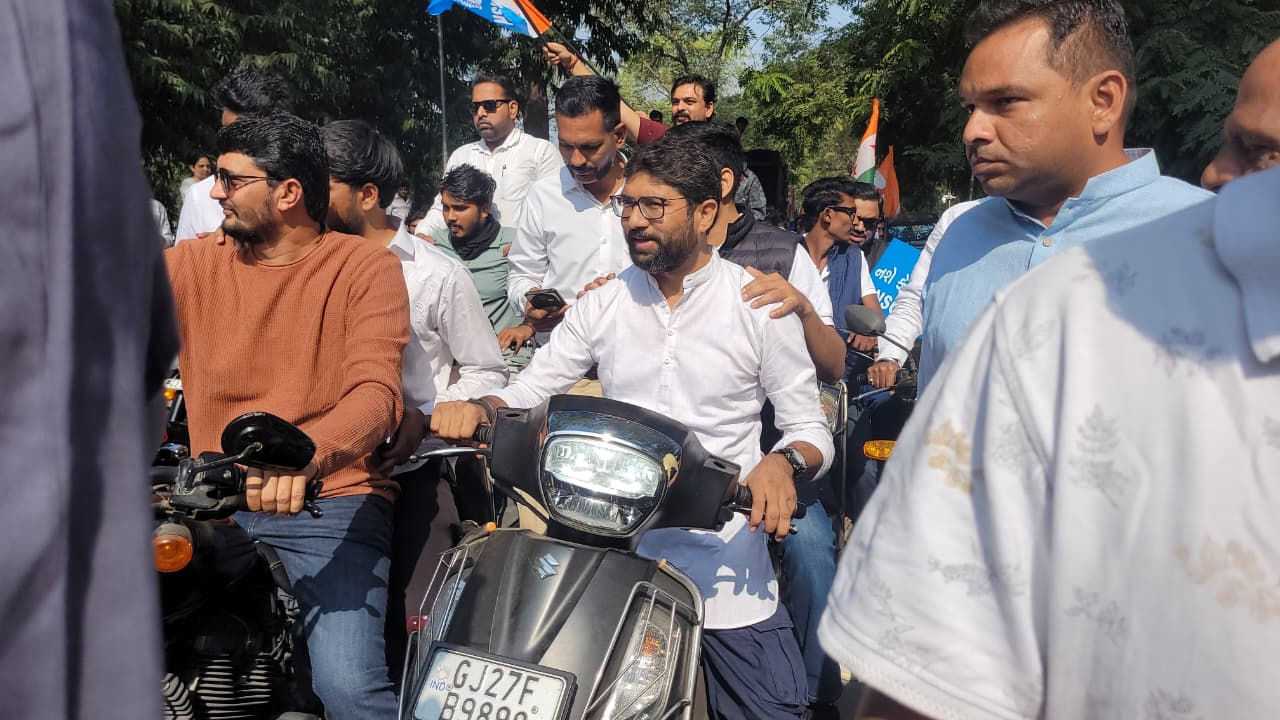 અમદાવાદ: NSUIની રેલીમાં નિયમોના ધજાગરા: કોંગ્રેસ નેતાઓ હેલ્મેટ વિના બાઈક પર દેખાયા 2 - image