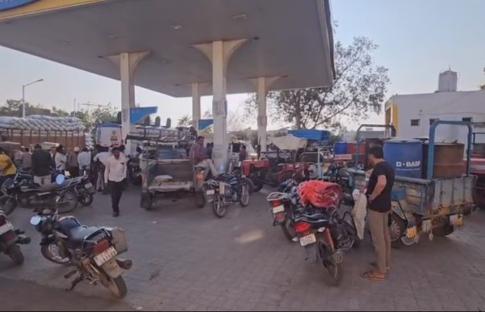 ઈરાન-ઈઝરાયલ યુદ્ધ વચ્ચે અમરેલીમાં અફવાએ નોતરી આફત! પેટ્રોલ પંપો પર પડાપડી, ગેરમાર્ગે ન દોરાવાની પુરવઠા વિભાગની અપીલ 4 - image