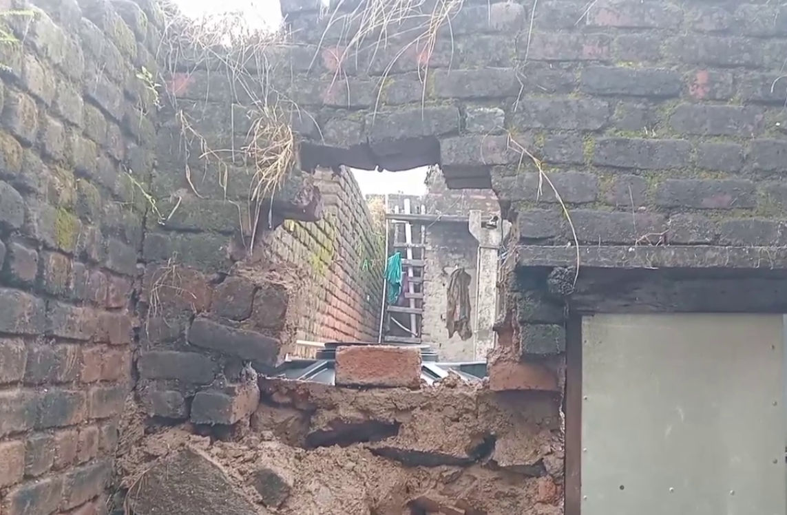 અમરેલીમાં કમોસમી વરસાદનો કહેર, 6 જેટલાં મકાન-દીવાલ ધરાશાયી, ધારીમાં આધેડ મહિલાનું મોત 4 - image