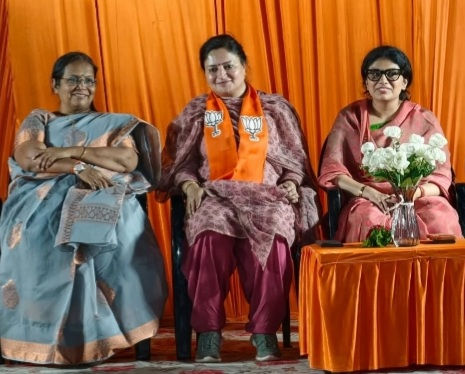 જામનગર: શબ્દોના બાણ બાદ સ્નેહની સરવાણી! પૂનમ માડમ અને રિવાબા જૂની કડવાશ ભૂલી જીતના જશ્નમાં ભેટી પડ્યા 3 - image