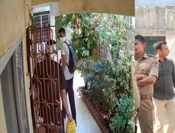 તુમને વોટિંગ કીયા યા નહિ..તેમ કહી સમાના વૃધ્ધ દંપતીને ઘરમાં બંધક બનાવી લૂંટી લીધાઃ બે લૂંટારા કેમેરામાં કેદ 2 - image