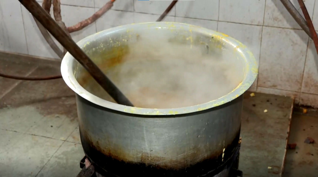 LPGના ભાવ વધે કે તંગી થાય, અડાલજની આ સંસ્થાને કોઈ ફર્ક પડતો નથી! જાણો 500 લોકોની રસોઈ કેવી રીતે બને છે રોજ 3 - image