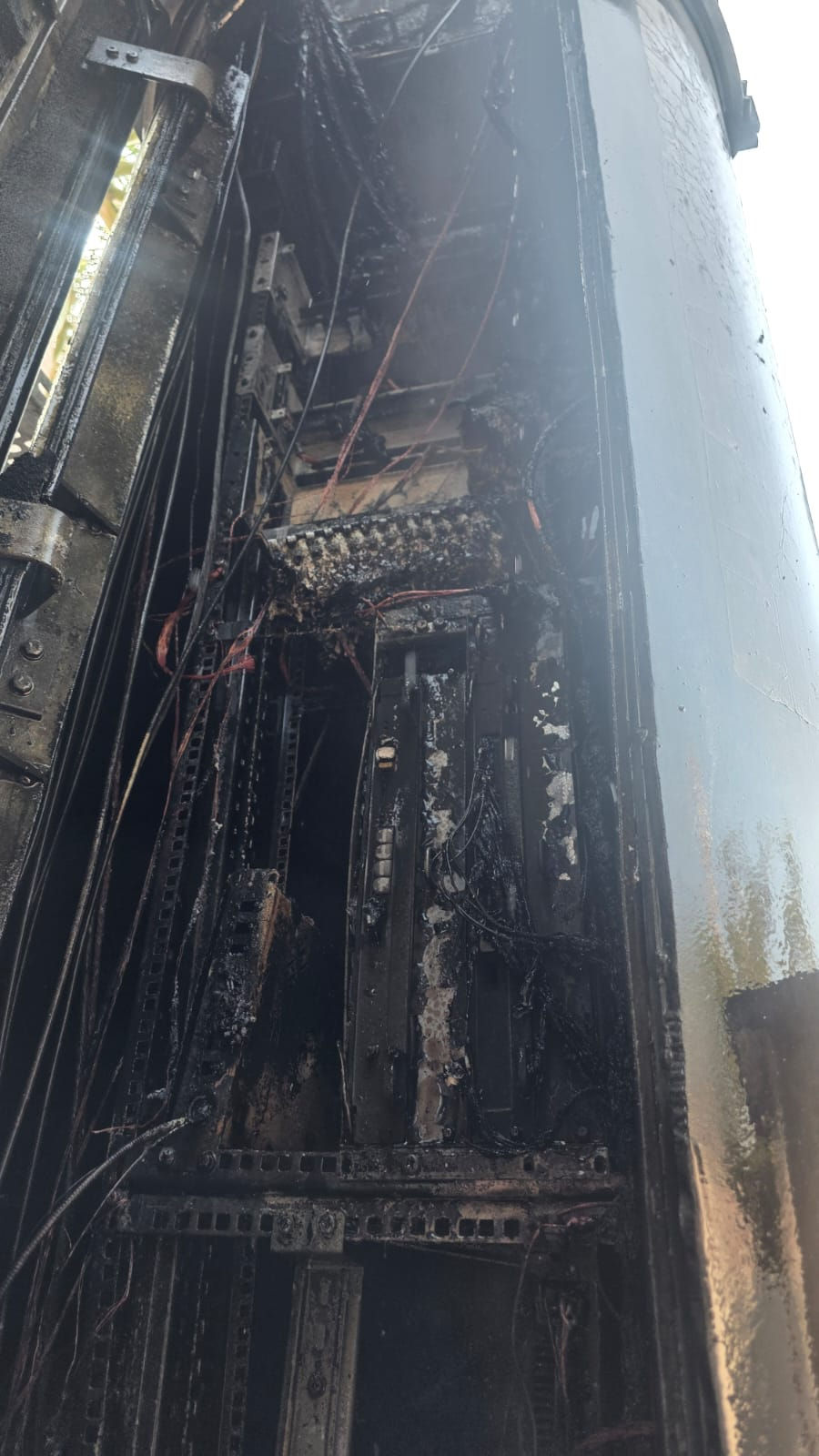 જામનગરમાં એમ્યુઝમેન્ટ પાર્ક નજીક આવેલા મોબાઈલ ટાવરમાં આગ લાગતાં દોડધામ, ફાયર વિભાગે મેળવ્યો કાબૂ 3 - image