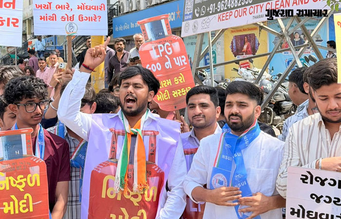 અમદાવાદ: LPGના ભાવ વધારા-અછત મુદ્દે ચાંદલોડિયામાં NSUIનો આક્રમક દેખાવો, 48 વોર્ડમાં આંદોલનની ચીમકી 2 - image