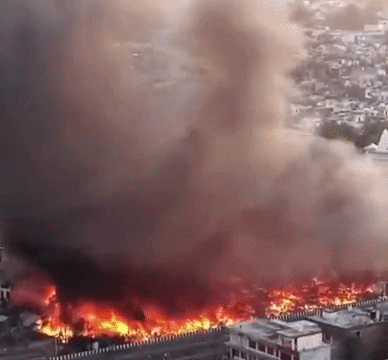 લખનઉમાં 100થી વધુ સિલિન્ડર બ્લાસ્ટ થતાં 1000થી વધુ ઝૂંપડા રાખ, 10 કિ.મી. દૂરથી ધૂમાડો દેખાયો 1 - image