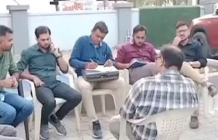 વડોદરામાં પેટ્રોલ પંપ પર આવેલી ટેન્કરમાંથી જથ્થો ઓછો નીકળતાં તોલ માપ વિભાગને ફરિયાદ 1 - image