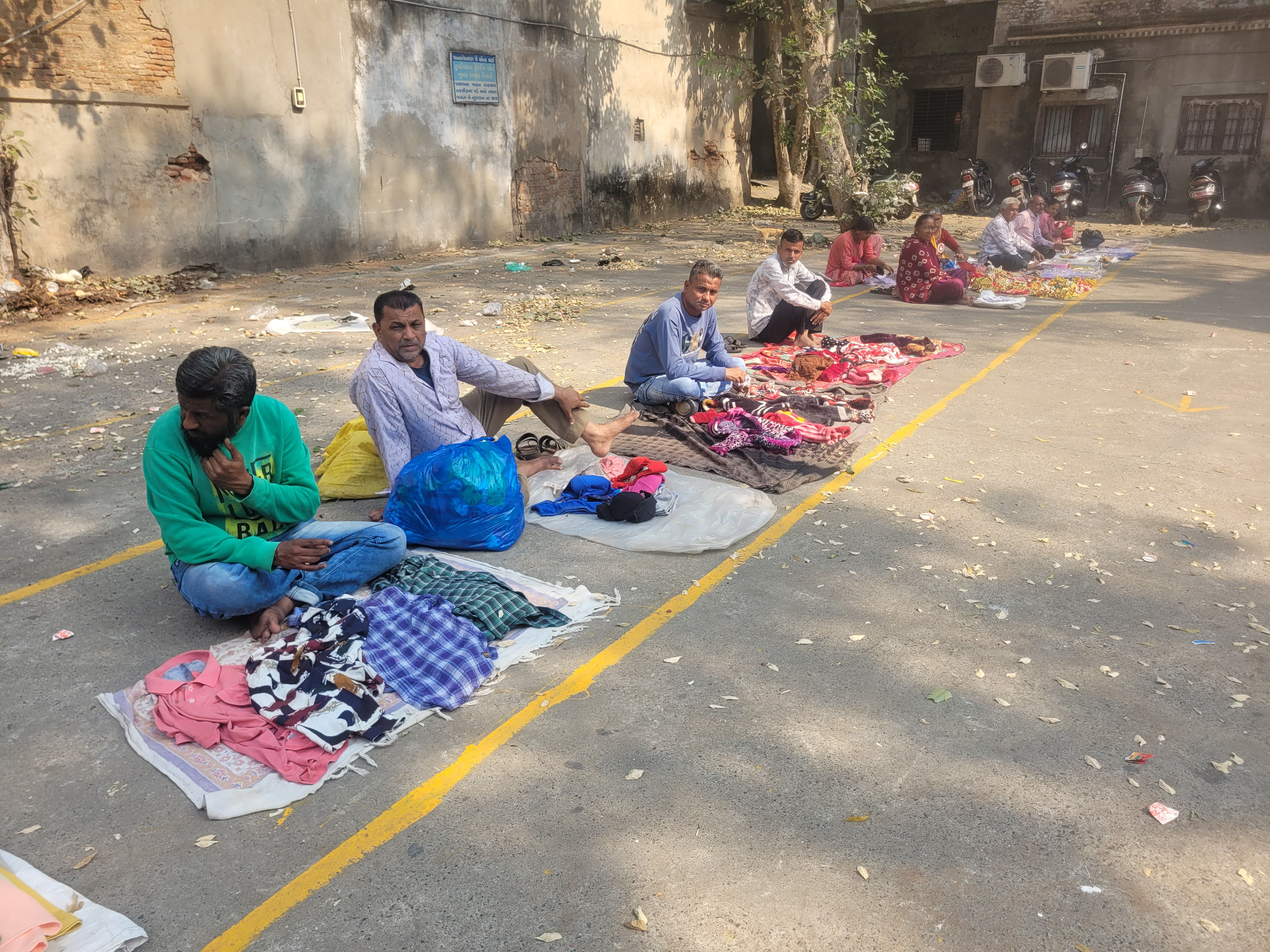 કાયદેસરના લાયસન્સ છતાં અન્યાય કેમ? ભદ્રના પાથરણાવાળાને ‘વિકાસ’ના નામે કોર્પોરેશને રઝળાવ્યાનો આરોપ 3 - image