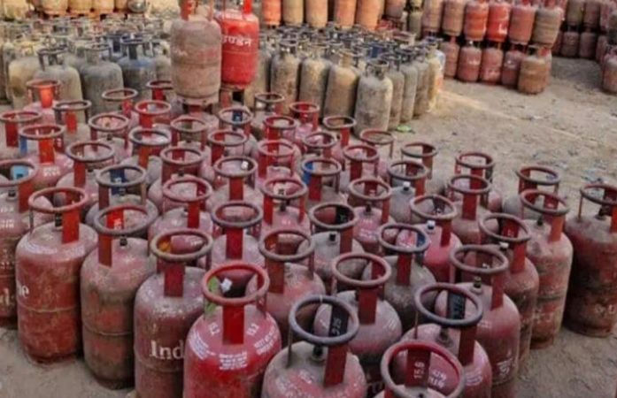 ગુજરાતમાં LPGની બૂમરાણ વચ્ચે સરકારને 10,000 ફરિયાદો મળી, 17થી વધુ લોકો સામે ગુનો નોંધાયો 1 - image
