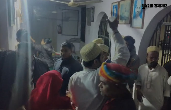 અમદાવાદ: ધોળકાના કૌકા ગામે લગ્ન પ્રસંગમાં મીઠાઈ ખાધા બાદ ફૂડ પોઈઝનિંગ, 50થી વધુ લોકોની તબિયત બગડી 1 - image