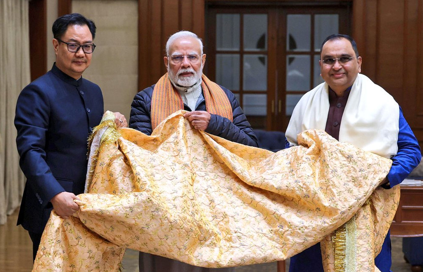 અજમેર દરગાહ માટે PM મોદીએ મોકલેલી ચાદર પર રોક લગાવવાની માગ, કાલે સુનાવણી 1 - image