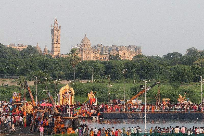 વડોદરામાં ગણેશજીની 50000 પ્રતિમા વિસર્જન થાય તેવી વ્યવસ્થાઃ11 કૃત્રિમ તળાવોમાં આજે વિસર્જનઃ4000 પોલીસ તૈનાત 2 - image
