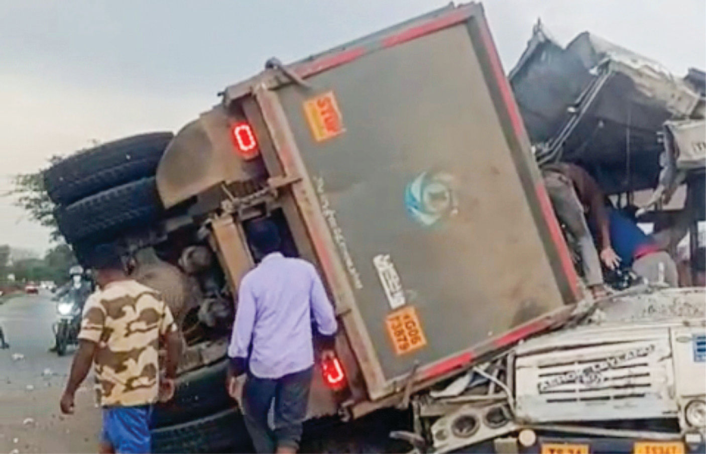 PHOTO : રોડ પર મોતનું તાંડવ... છેલ્લા 24 કલાકમાં પાંચ અકસ્માત, 60ના મોત, 42ને ઈજા 8 - image