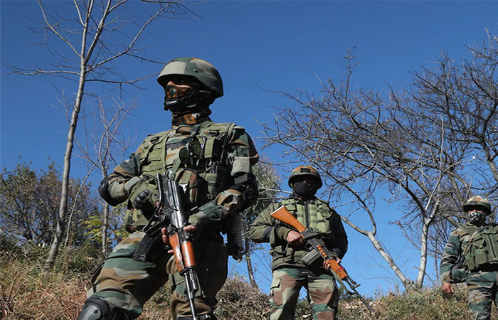 સરહદે કેમેરા લગાવી રહેલા ભારતીય જવાનો પર પાક.નો બેફામ ગોળીબાર 1 - image