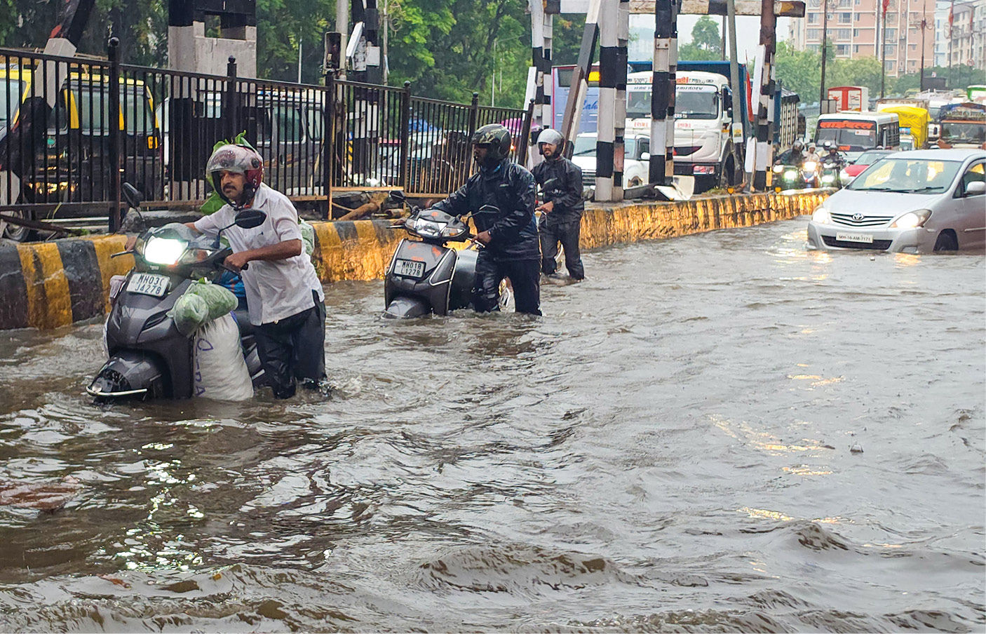VIDEO: મુંબઈમાં ચોમાસાની તોફાની એન્ટ્રી, 24 કલાકમાં 300 મીમી વરસાદ, રેલવે ટ્રેક ડૂબ્યા, આખું શહેર જળબંબોળ 6 - image