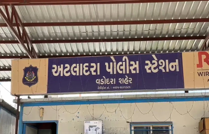 PIની ભૂલના કારણે છૂટી ગયેલા આરોપીએ અટલાદરા પોલીસ સ્ટેશનમાં PIની સામે જ પોલીસ જવાનને માર માર્યો 1 - image