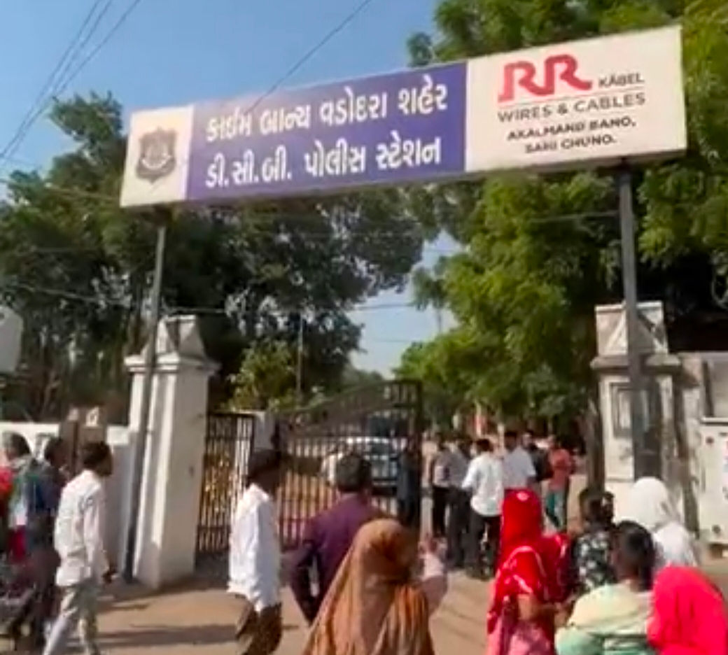 વડોદરાના વોર્ડ-6ના કોંગી ઉમેદવારના પતિ પ્રભુ સોલંકીને ડુપ્લિકેટ સોનાના કેસમાં હરિયાણા પોલીસ ઉઠાવી ગઇ 2 - image