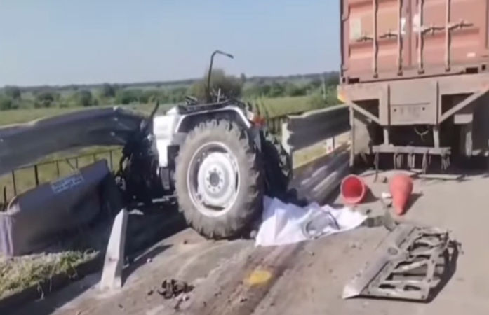 ભરૂચના આમોદમાં ગમખ્વાર અકસ્માત: બેફામ ટ્રકે ટ્રેક્ટરને ટક્કર મારતા 2 લોકોના મોત, ડ્રાઈવર ફરાર 1 - image