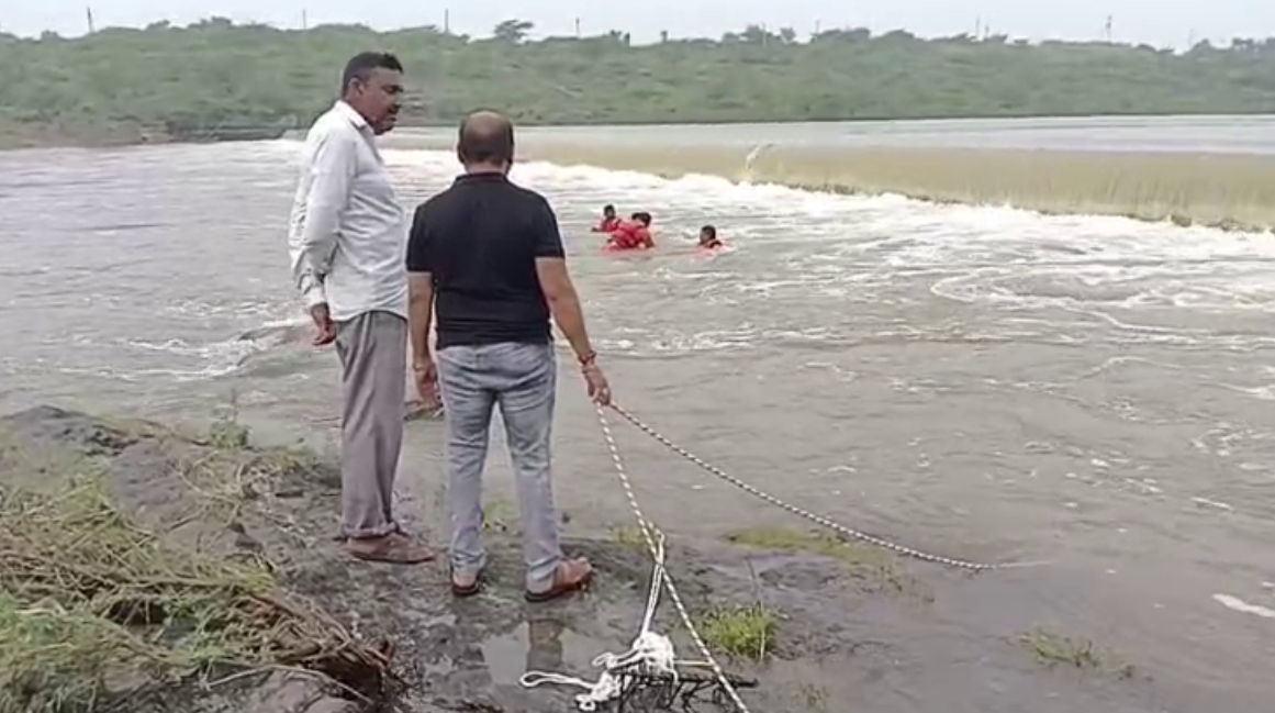 રાજુલાની ધાતરવાડી નદીમાં ડૂબેલા વધુ એક યુવકનો મૃતદેહ મળ્યો, ચાર પૈકી બે યુવકનો મૃતદેહ મળ્યો 2 - image