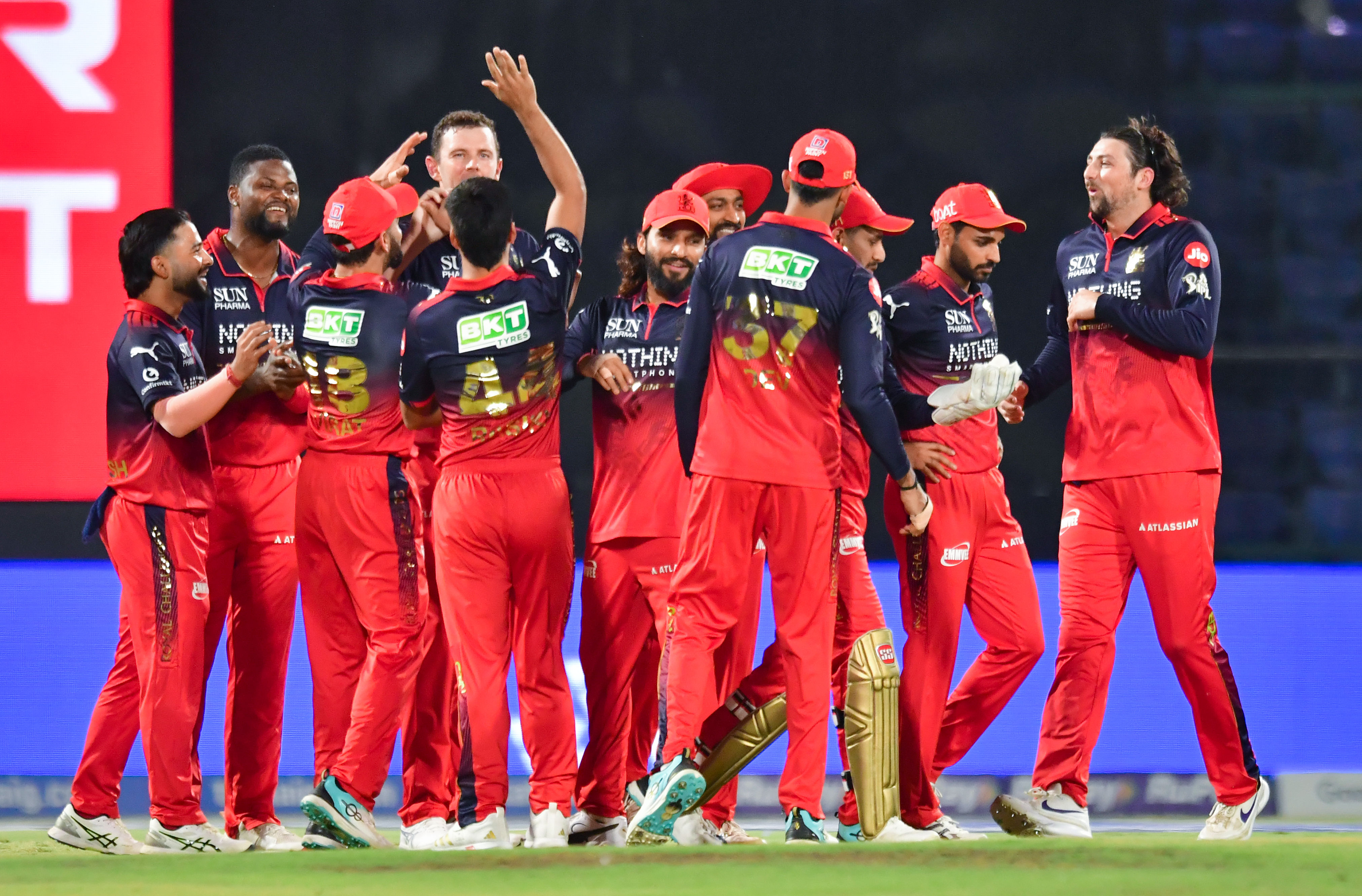DC vs RCB : બેંગલુરુનો વિજય, હેઝલવુડનો તરખાટ: IPL-2026માં દિલ્હીનો સૌથી શરમજનક રેકોર્ડ 3 - image