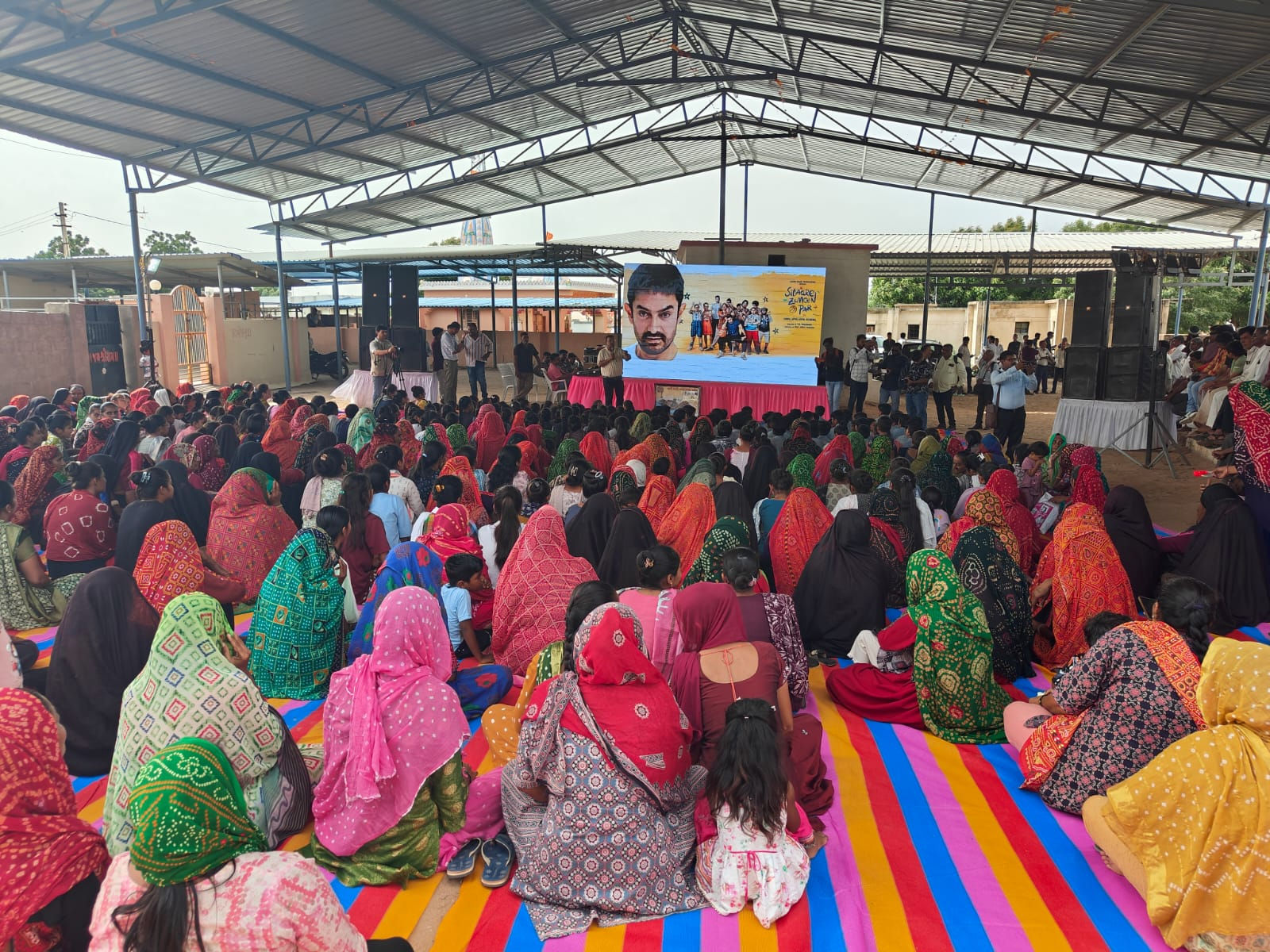 VIDEO: કચ્છના ગામડામાં પહોંચ્યા આમિર ખાન, પોતાની ફિલ્મ 'સિતારે જમીન પર' ગામલોકો સાથે બેસીને જોઈ 4 - image