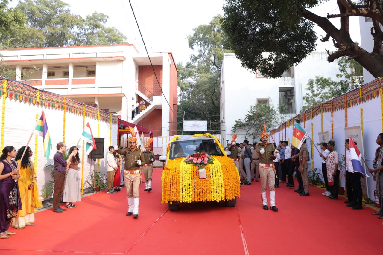 પૂજા- મંત્રોચ્ચાર અને ગાર્ડ ઓફ ઓનર સાથે ભગવાન બુધ્ધના અસ્થિને શ્રીલંકા રવાના કરાયા 2 - image