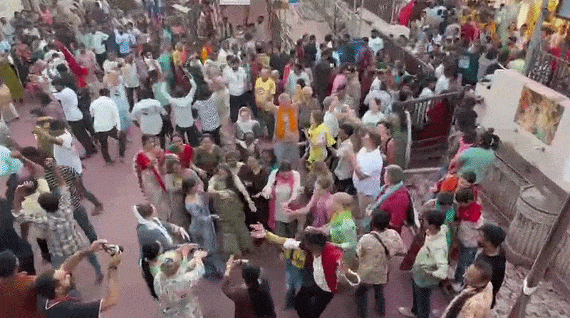 દ્વારકામાં જામ્યો હોળીનો માહોલ: કાનાની ભક્તિમાં વિદેશીઓ ઘેલા થયા, ગુલાલ અને ભક્તિના રંગે રંગાયા શ્રદ્ધાળુઓ 2 - image