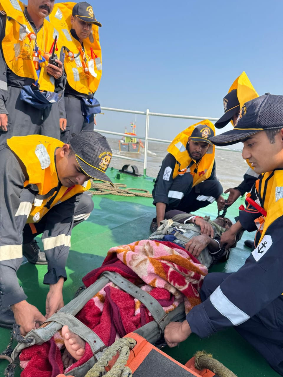 VIDEO: 'જિંદગી અને મોતનો સવાલ હતો...' જાફરાબાદના દરિયામાં ઈજાગ્રસ્ત થયેલા ખલાસીને કોસ્ટ ગાર્ડે હેમખેમ બચાવ્યો! 3 - image