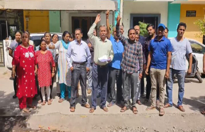 આજવા રોડની ગીત બંગ્લોઝ સોસાયટીમાં દબાણ મુદ્દે રહીશોનો વિરોધ 1 - image