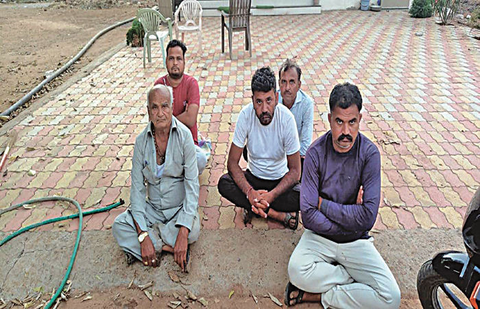 ખાંભડામાંથી જુગારની ક્લબ ઝડપાઇ 5 શખ્સ પકડાયા, 5 નાસી છૂટયા 1 - image