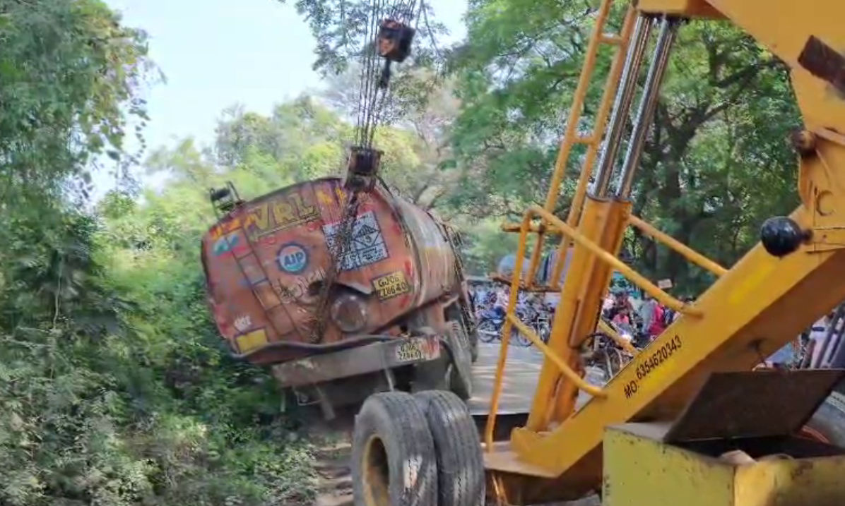 છોટાઉદેપુરમાં વેઠનો વહીવટ!: ડાયવર્ઝન માર્ગ પર માટી-કિચડના ખાડામાં ટેન્કર ફસાયું, અકસ્માતો વધ્યા 3 - image