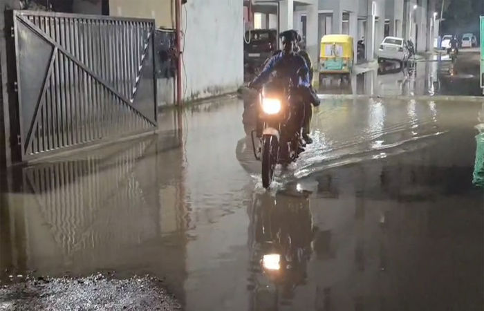 વડોદરા શહેરના ઇસ્કોન રોડ પર ગટર ઉભરાતા વહેતા ગંદા પાણી વાહનોથી ઉડતા તકરારો 1 - image