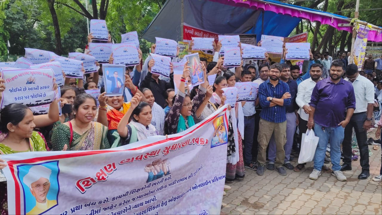 શિક્ષક દિને શિક્ષકોનું આંદોલન: ખાલી બેઠકો ભરવા સહિતની માગ સાથે ગાંધીનગર સત્યાગ્રહ છાવણી ખાતે વિરોધ પ્રદર્શન 3 - image