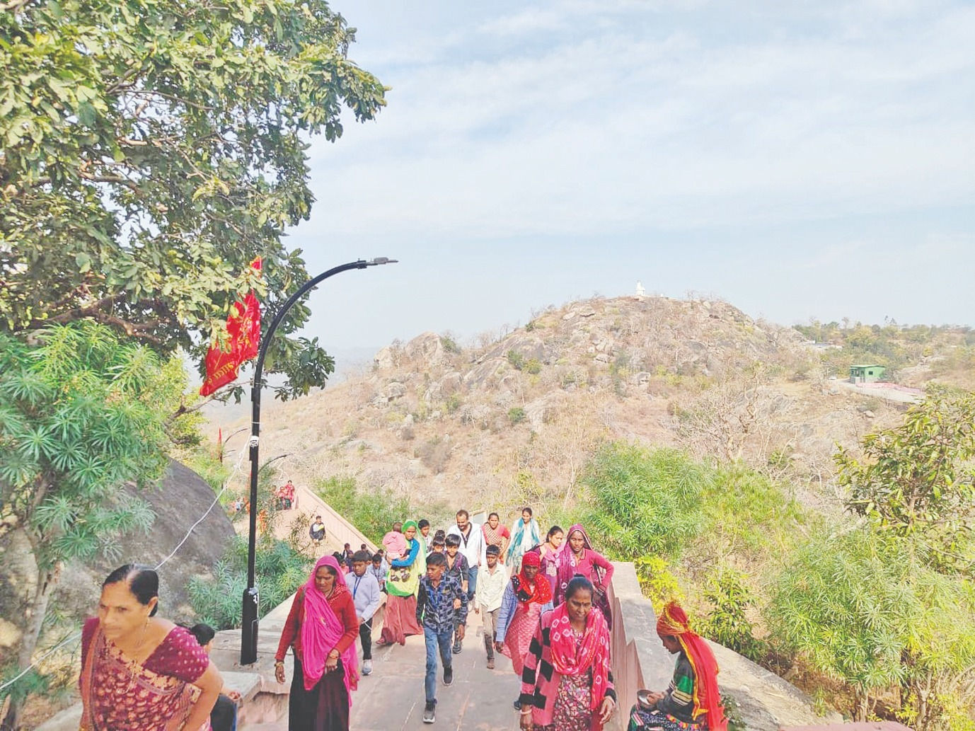 અંબાજીમાં 51 શક્તિપીઠ પરિક્રમા મહોત્સવ: પહેલા દિવસે 1 લાખથી વધુ માઈભક્તો ઉમટ્યા 2 - image