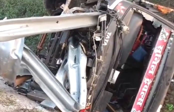 અયોધ્યાથી પરત ફરી રહેલી તીર્થયાત્રીઓની બસ ખીણમાં ખાબકી, એકનું મોત, 25ને ઈજા 1 - image