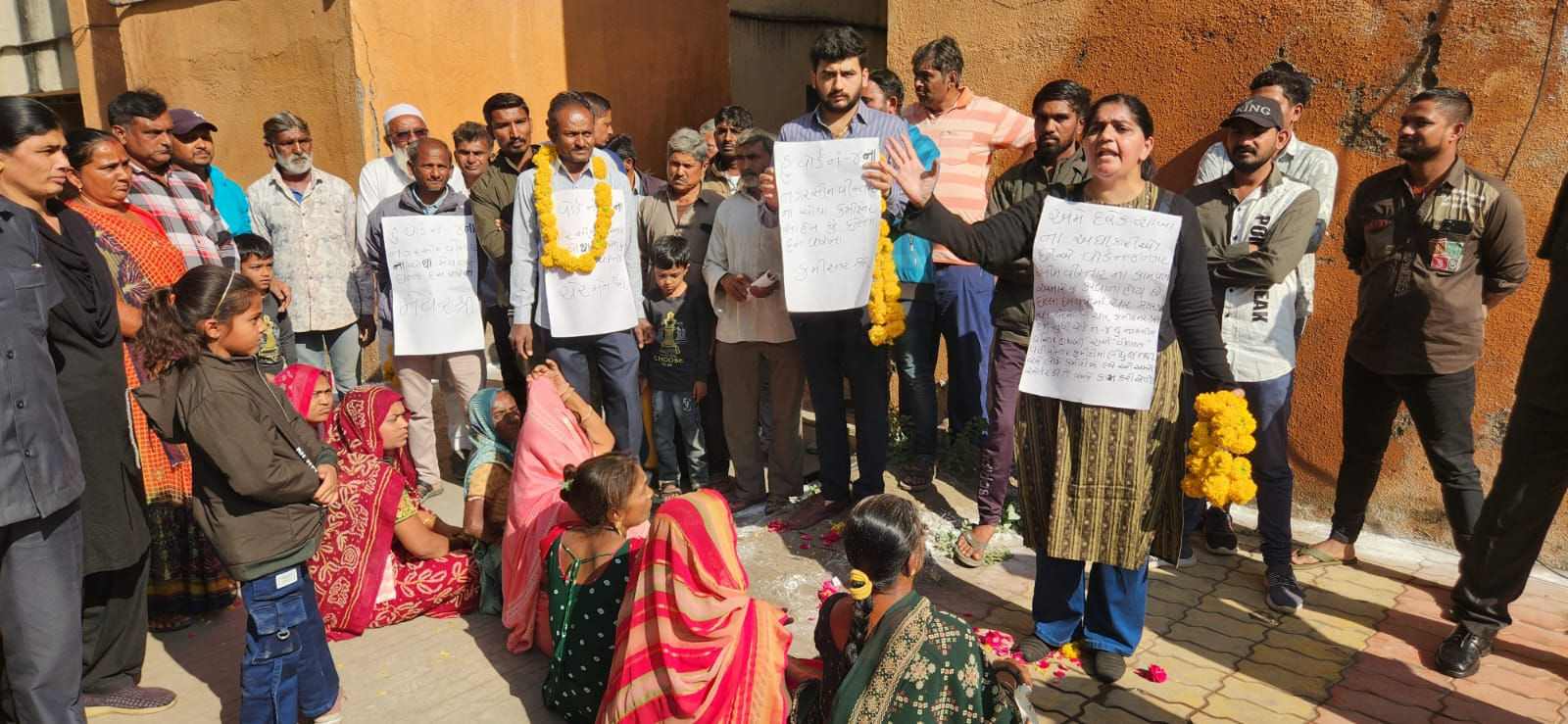 'સાહેબ પ્રસન્ન થાઓ'! જામનગરમાં મેયર-કમિશનરની પૂજા કરી અનોખો વિરોધ, રચનાબેન નંદાણિયાએ ખોલી તંત્રની પોલ 2 - image