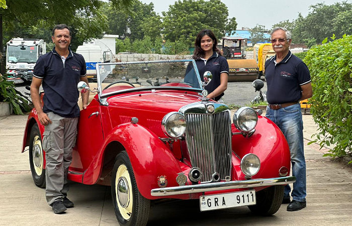 ‘લાલ પરી લંડન ચલી’: ઠાકોર પરિવારની ત્રણ પેઢી 73 વર્ષ જૂની વિન્ટેજ કારમાં 12,000 કી.મી. નો અભિયાન કરશે 1 - image